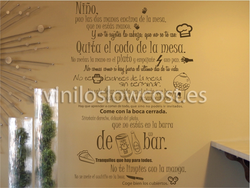 Vinilo niño come con la boca cerrada